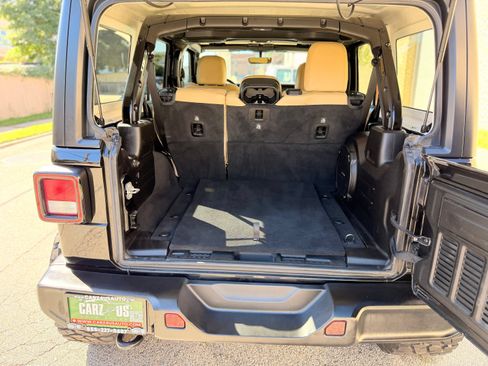 Used 2019 Jeep Wrangler Unlimited Sahara AWD/4WD image 8