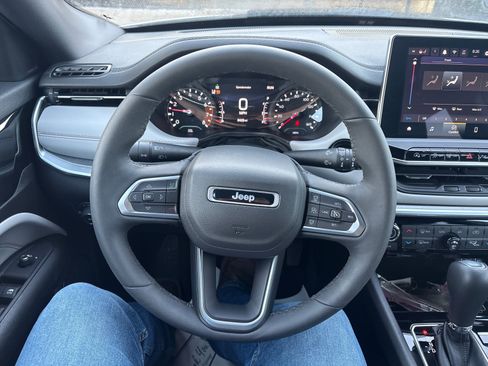 Used 2024 Jeep Compass Limited image 14