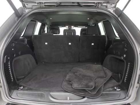 Used 2019 Jeep Grand Cherokee Laredo AWD/4WD image 11