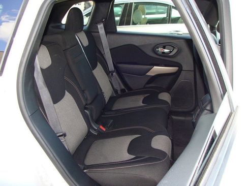 Used 2017 Jeep Cherokee Sport image 10