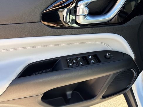 Used 2024 Jeep Compass Limited image 19