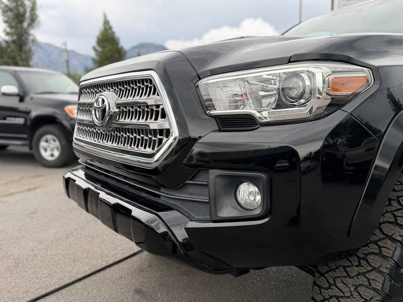 Used 2017 Toyota Tacoma TRD Sport w/ Premium & Technology Package AWD/4WD image 15
