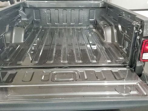 Used 2025 Jeep Gladiator Sport image 9