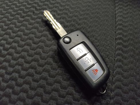 Used 2020 Nissan Rogue Sport S image 32