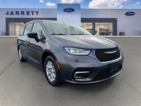Used 2023 Chrysler Pacifica Touring-L FWD image 1