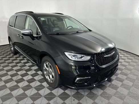 Used 2023 Chrysler Pacifica Limited FWD image 2