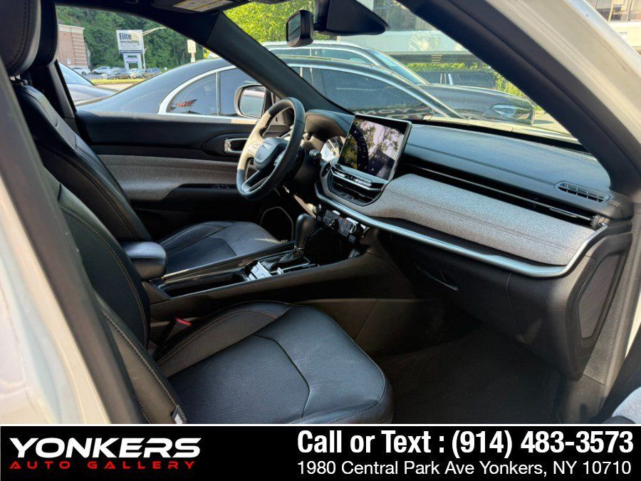 Used 2023 Jeep Compass Latitude w/ Sun and Sound Group AWD/4WD image 28