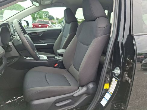 Used 2021 Toyota RAV4 LE AWD/4WD image 13