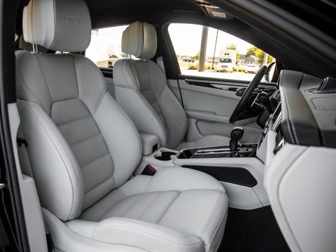 Certified 2025 Porsche Macan GTS AWD/4WD image 44