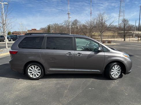 Used 2017 Toyota Sienna Limited Premium image 11