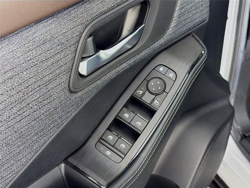 Used 2023 Nissan Rogue SV AWD/4WD image 18