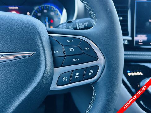 Used 2024 Chrysler Pacifica Touring-L image 6