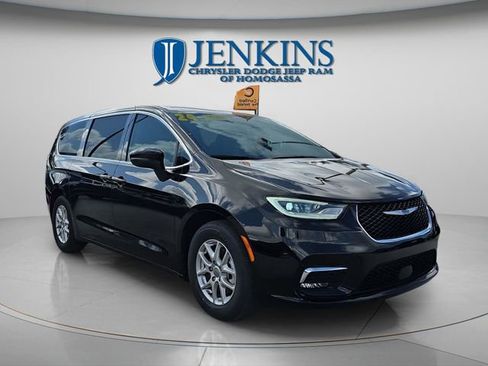 Certified 2024 Chrysler Pacifica Touring-L image 11