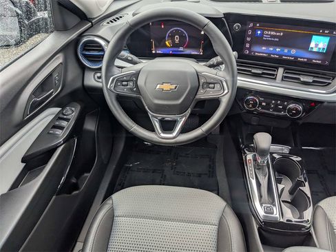 Used 2025 Chevrolet Trax LT w/ LT Convenience Package image 17