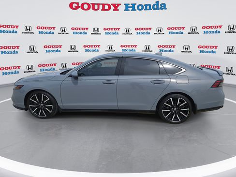 Used 2023 Honda Accord Touring image 2