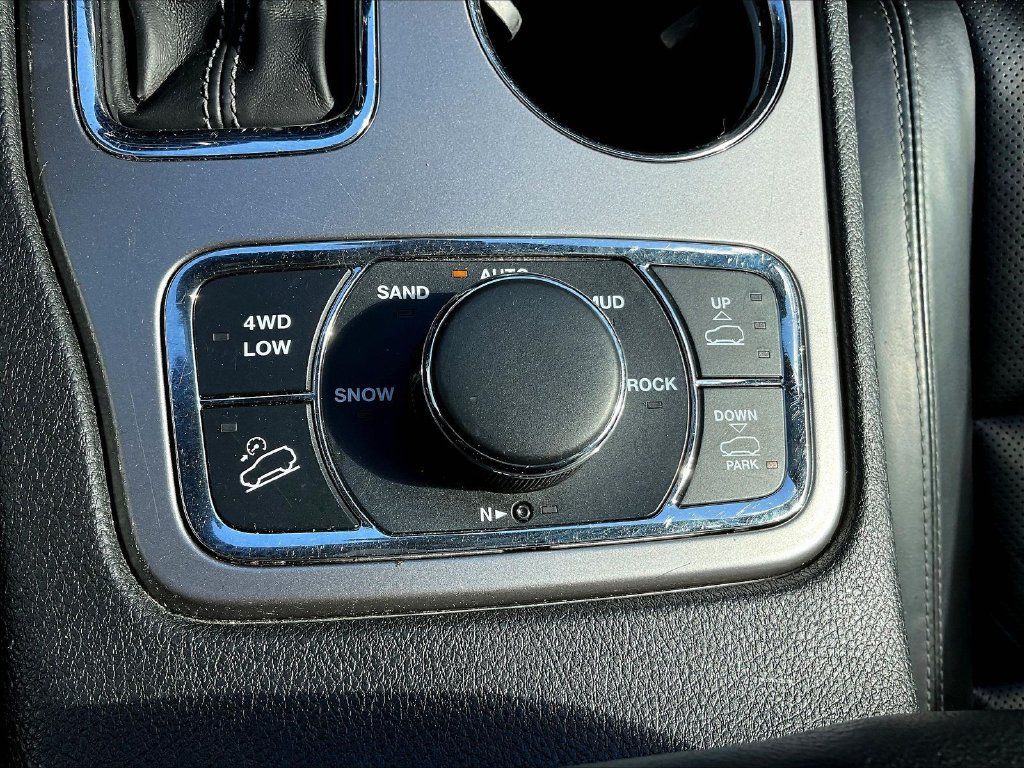 Used 2020 Jeep Grand Cherokee Overland AWD/4WD image 17