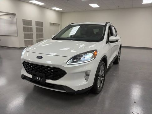 Used 2020 Ford Escape Titanium image 3