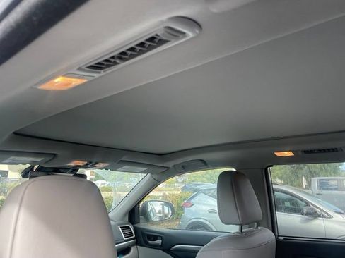Used 2018 Toyota Highlander Limited Platinum AWD/4WD image 34