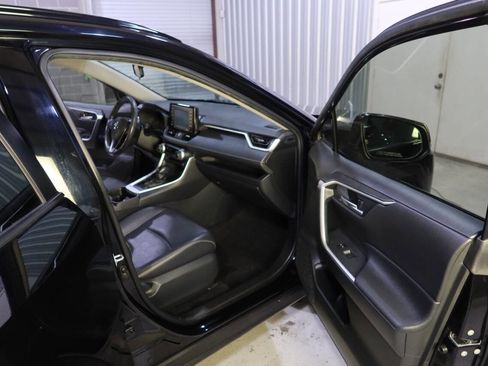 Used 2020 Toyota RAV4 XLE Premium image 12