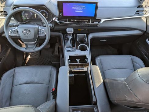Used 2025 Toyota Sienna Limited AWD/4WD image 22