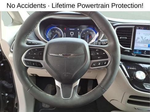 Used 2024 Chrysler Pacifica Touring-L image 18