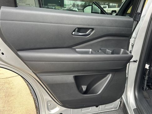 Used 2025 Nissan Pathfinder SV image 15