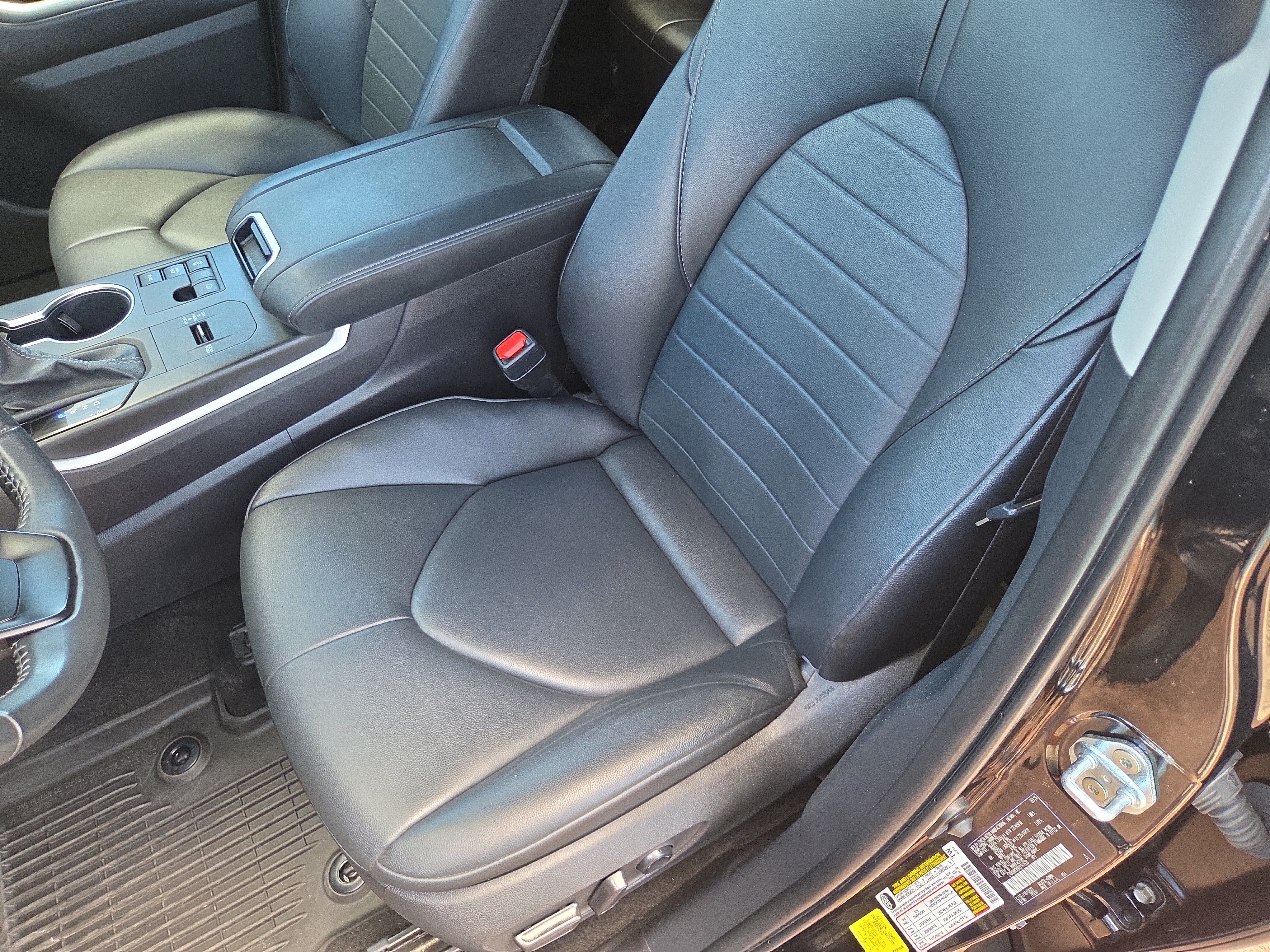 Used 2024 Toyota Highlander XLE AWD/4WD image 13