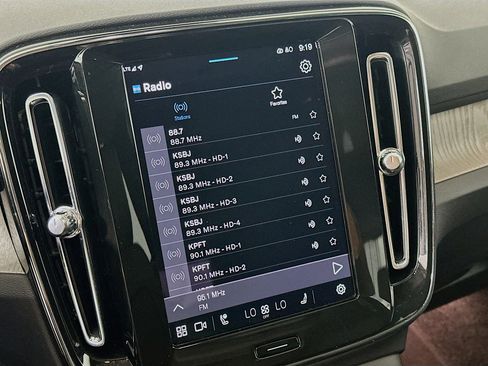 Used 2025 Volvo XC40 B5 Core image 21