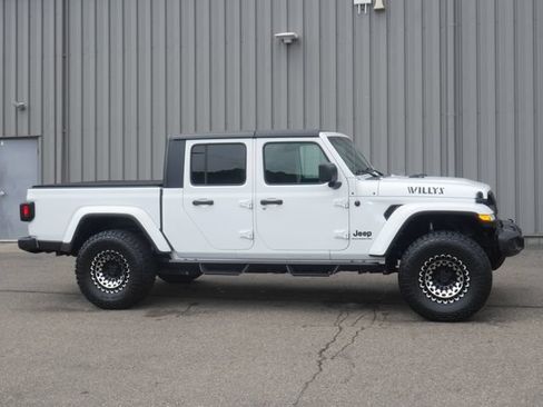 Used 2023 Jeep Gladiator Sport AWD/4WD image 7