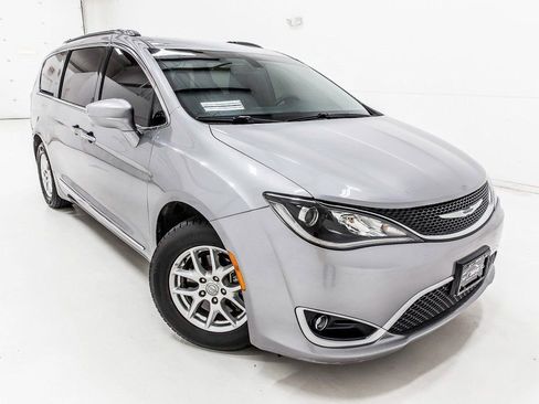 Used 2020 Chrysler Pacifica Touring-L image 10