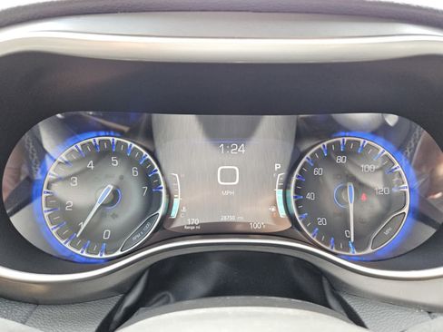 Used 2023 Chrysler Pacifica Touring-L w/ Uconnect Theater Family Group FWD image 14