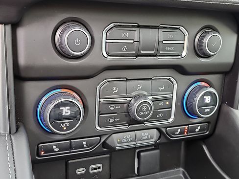 Used 2023 Chevrolet Tahoe Z71 w/ Luxury Package image 19