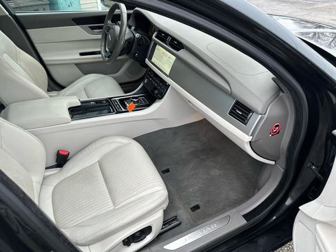 Used 2017 Jaguar XF Prestige image 17
