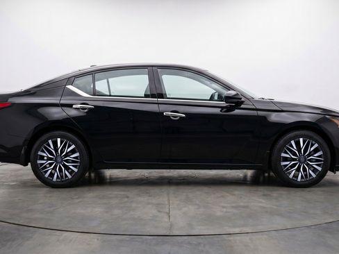 Used 2025 Nissan Altima 2.5 SV FWD image 11