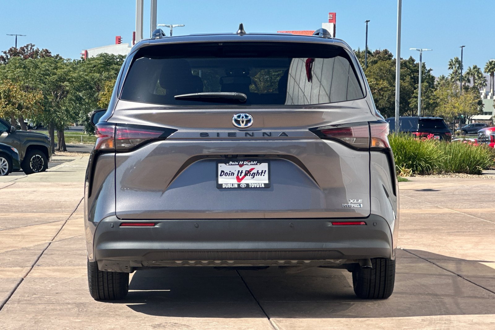 Used 2024 Toyota Sienna XLE FWD image 5