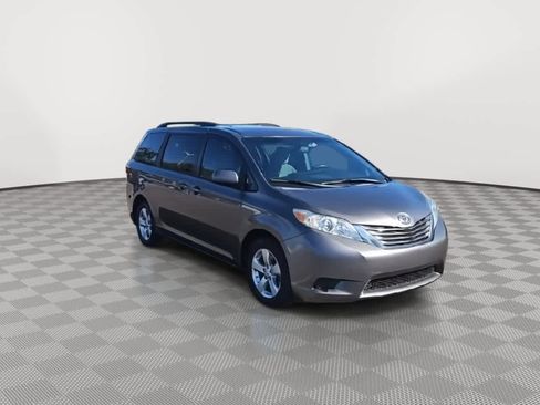 Used 2017 Toyota Sienna LE image 2