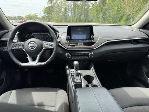 Used 2025 Nissan Altima 2.5 SV FWD image 10