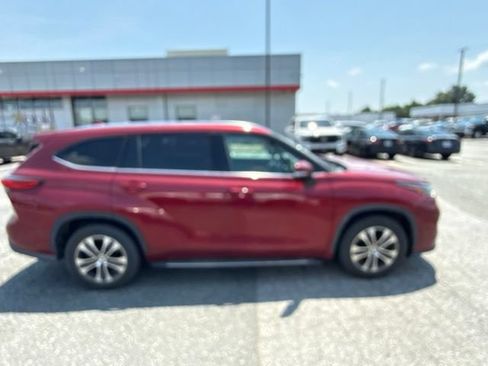 Used 2021 Toyota Highlander XLE FWD image 2