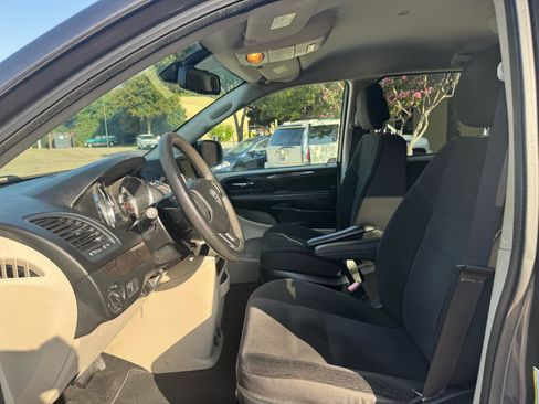 Used 2019 Dodge Grand Caravan SE w/ UConnect Hands-Free Group FWD image 5