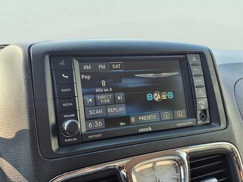 Used 2016 Chrysler Town & Country Touring w/ Driver Convenience Group FWD image 6