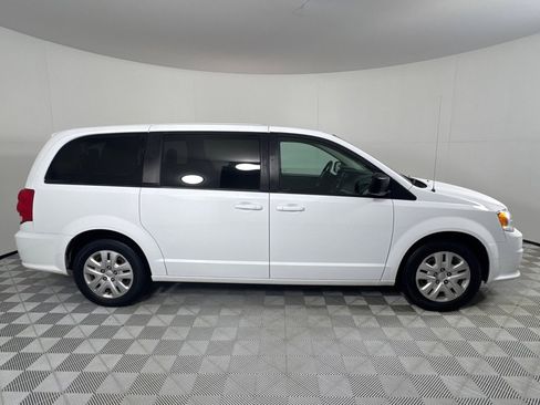 Used 2018 Dodge Grand Caravan SE w/ UConnect Hands-Free Group image 4