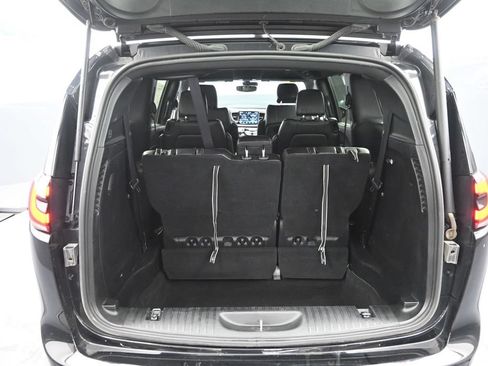 Used 2025 Chrysler Pacifica Select FWD image 11