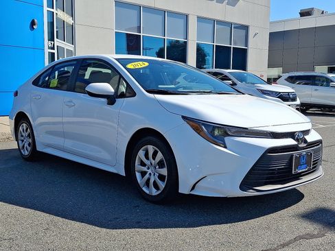 Used 2024 Toyota Corolla LE image 3