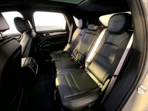 Used 2022 Porsche Cayenne Platinum Edition image 24