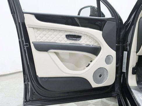 Used 2024 Bentley Bentayga Plug-In Hybrid image 43