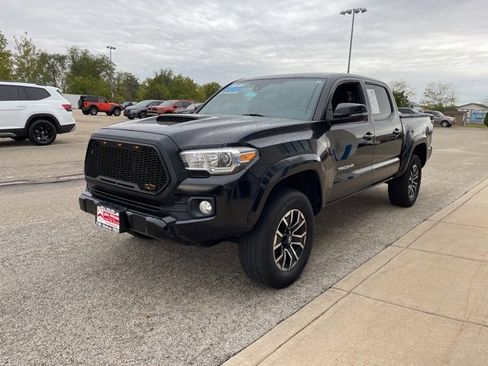 Used 2021 Toyota Tacoma TRD Sport image 2