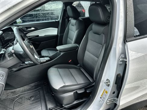 Used 2025 Chevrolet Trax LT w/ Driver Confidence Package FWD image 3