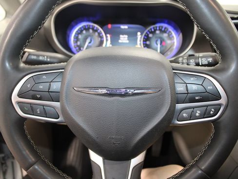 Used 2024 Chrysler Pacifica Touring-L FWD image 34