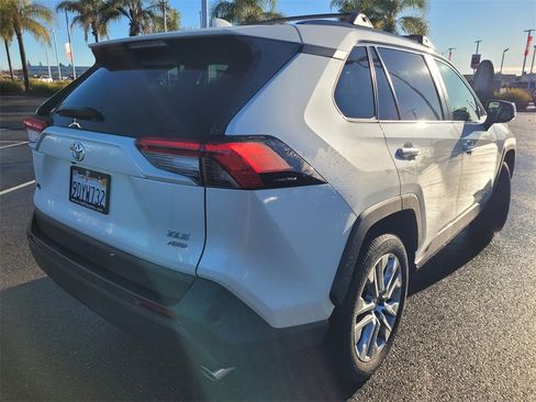 Used 2022 Toyota RAV4 XLE Premium image 4
