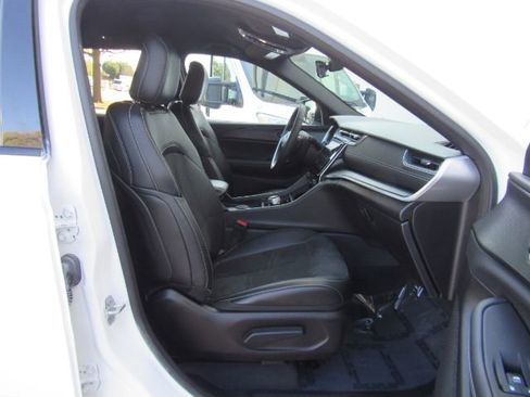 Used 2025 Jeep Grand Cherokee Altitude image 21